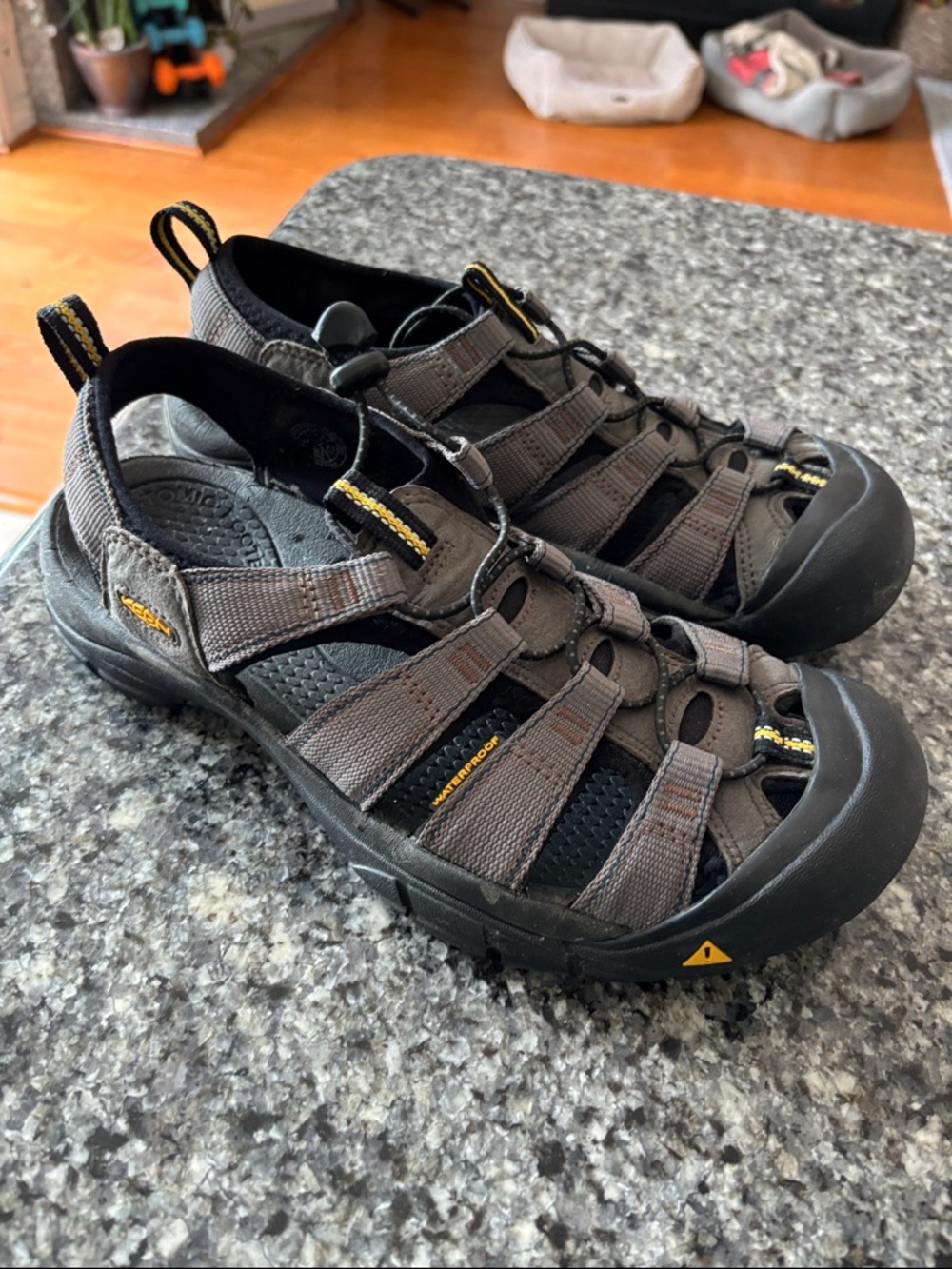 Keen Newport H2 Grey and Black Outdoor Closed-Toe Sandals 10.5 - Picture 5 of 7